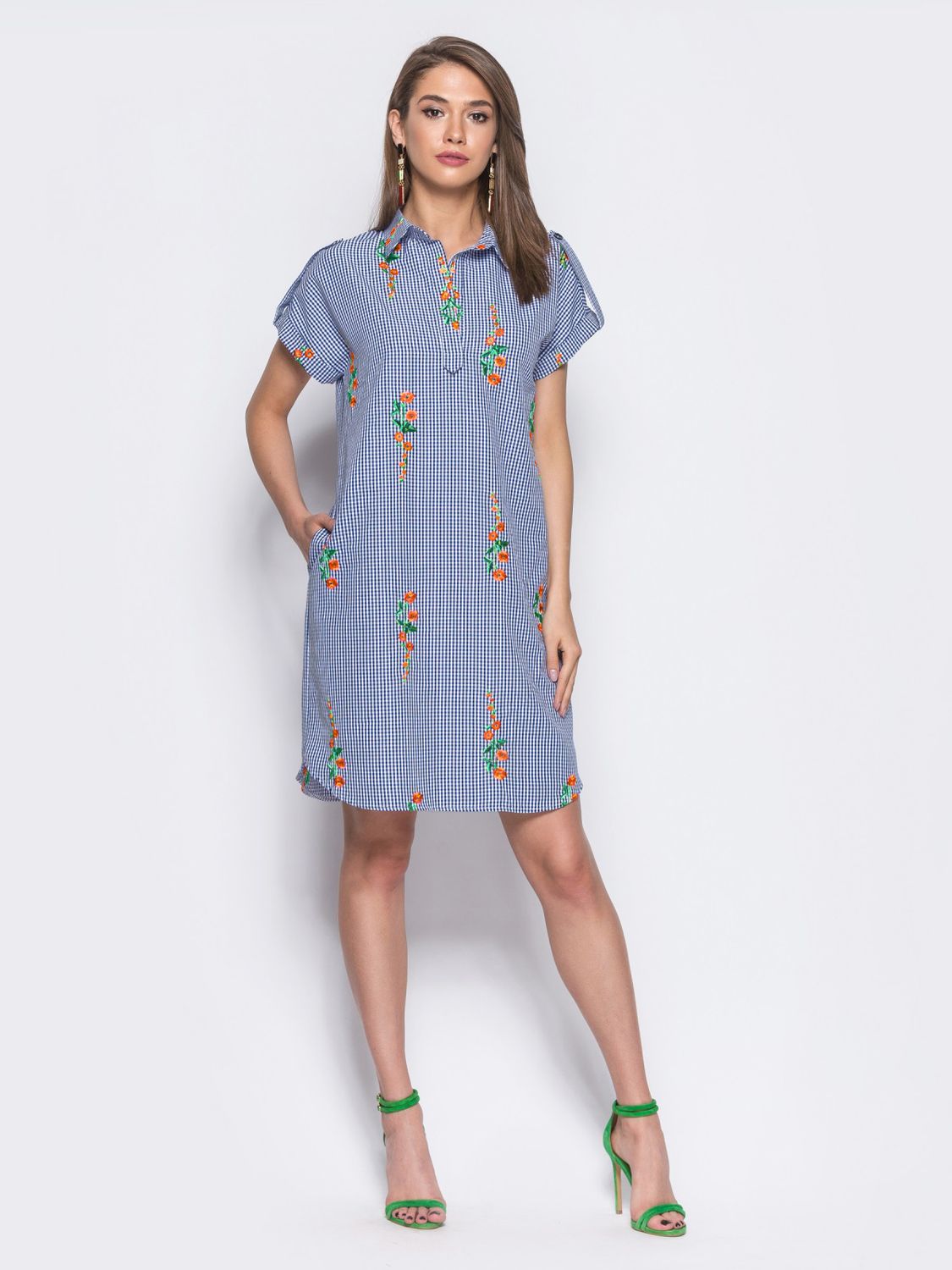 Летнее платье рубашка в клеточку с цветочной вышивкой - фото