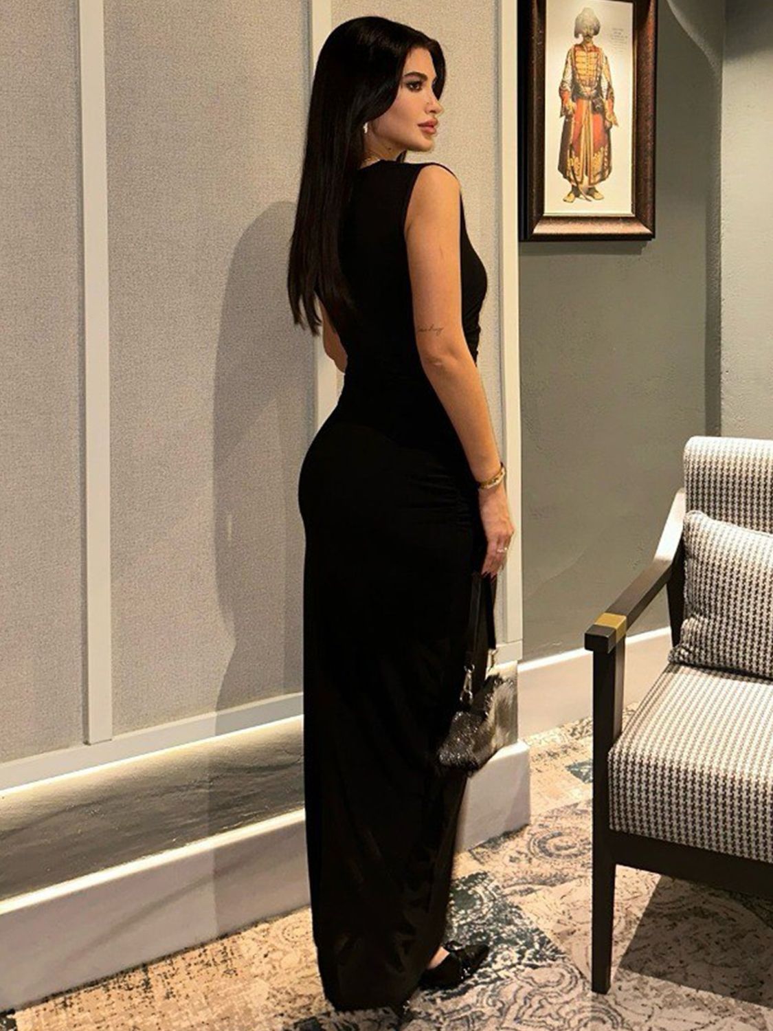 Облегающее вечернее платье в пол черного цвета - фото