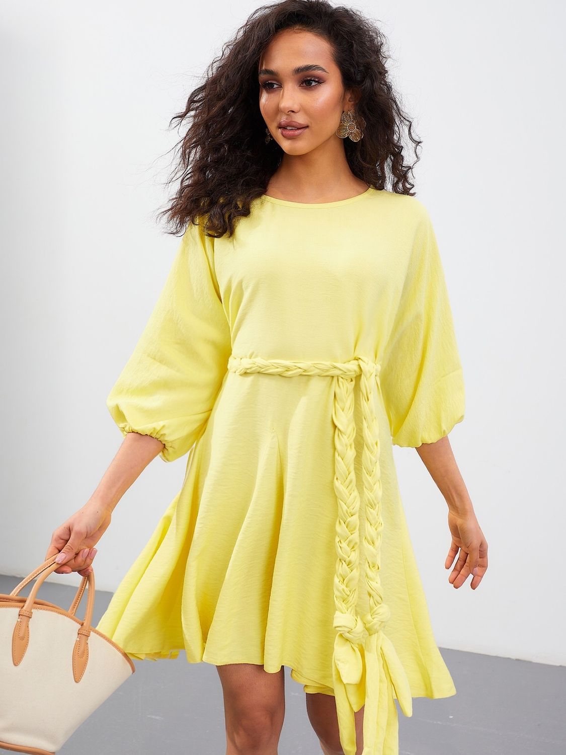 Яркое летнее платье трапеция желтого цвета - фото
