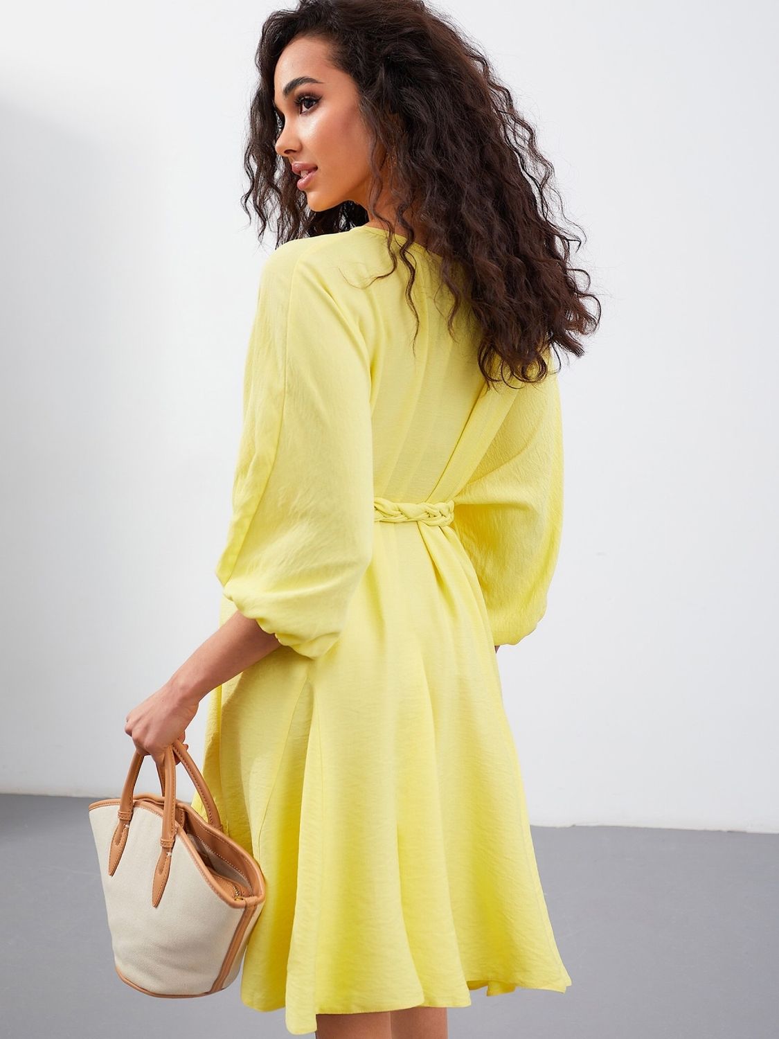 Яркое летнее платье трапеция желтого цвета - фото