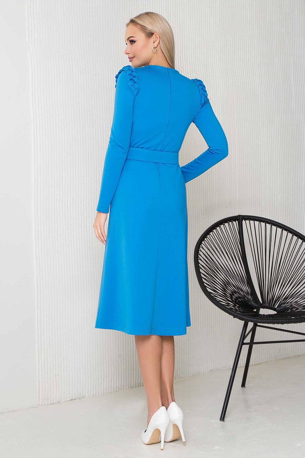 Женственное платье миди в офисном стиле голубое - фото