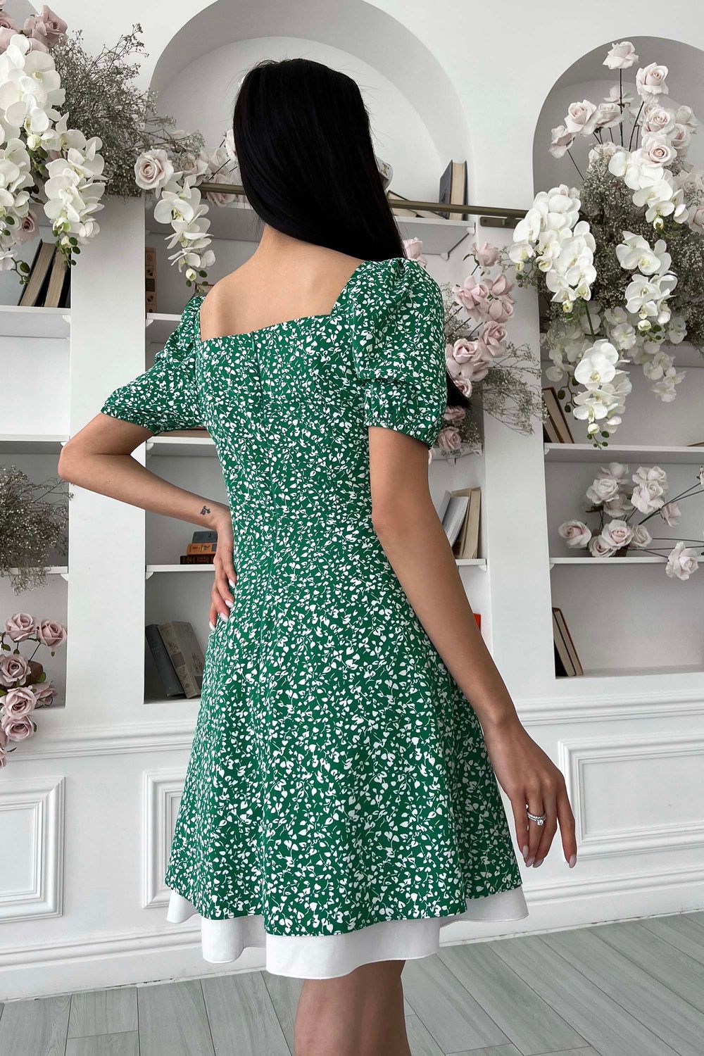 Грайливе плаття двійка зеленого кольору з принтом - фото