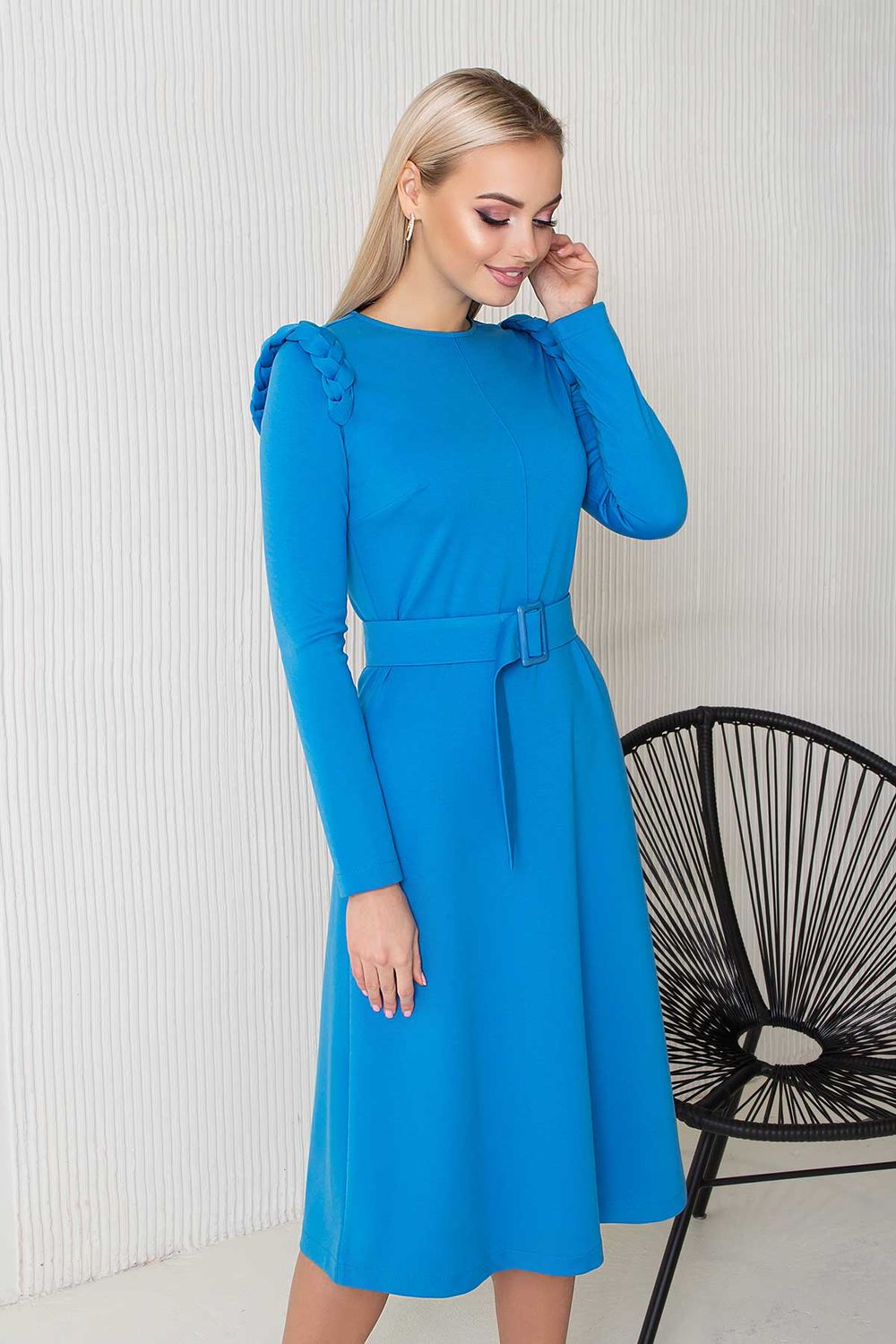 Жіноча сукня міді в офісному стилі блакитна - фото