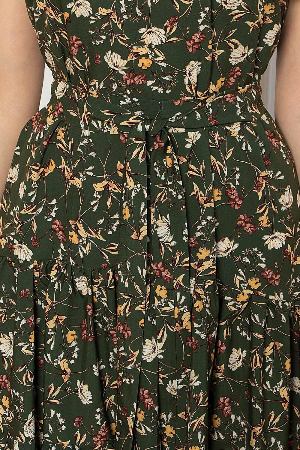 Летнее платье миди с цветочным принтом цвета хаки - фото