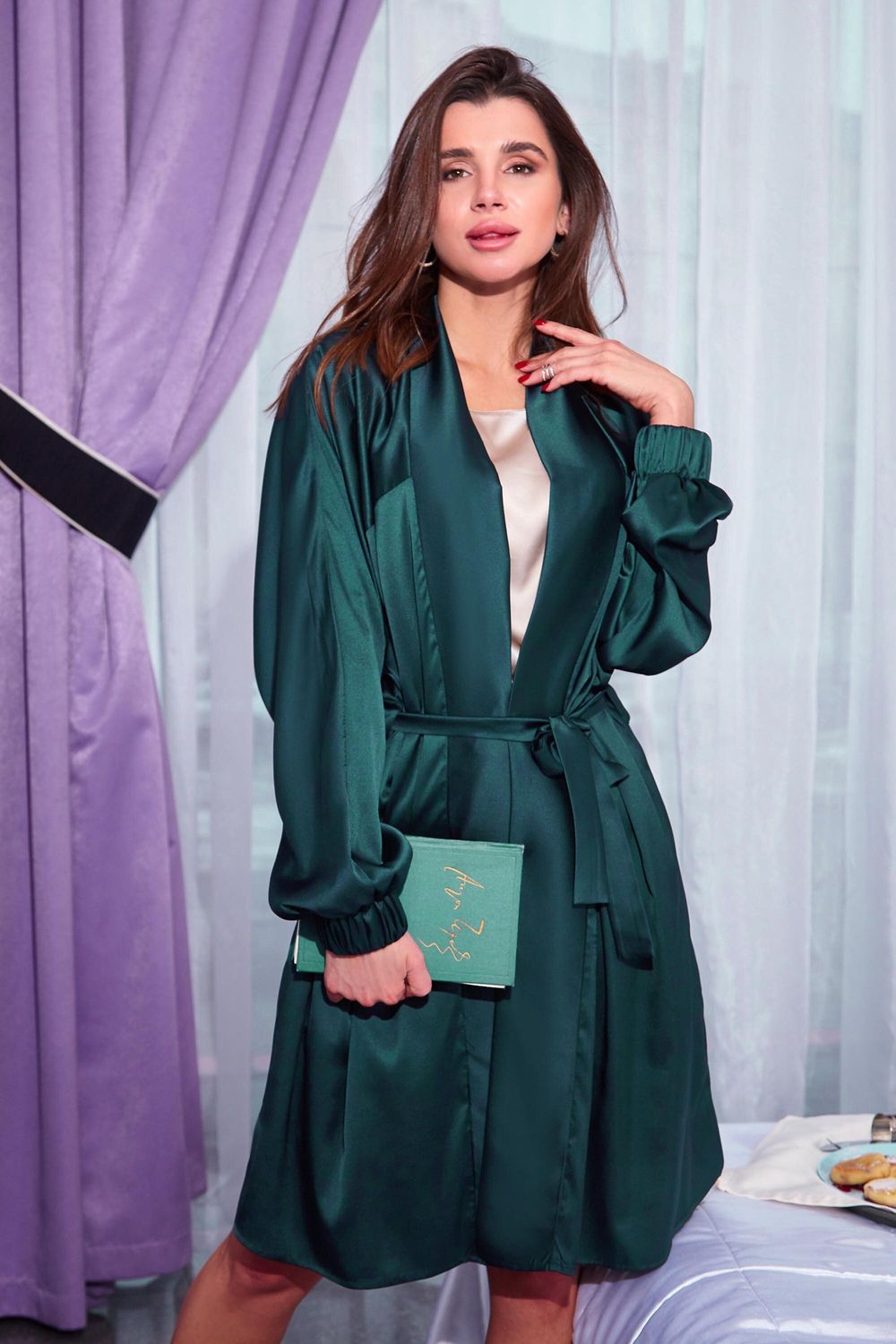 Жіночий шовковий халат зеленого кольору - фото