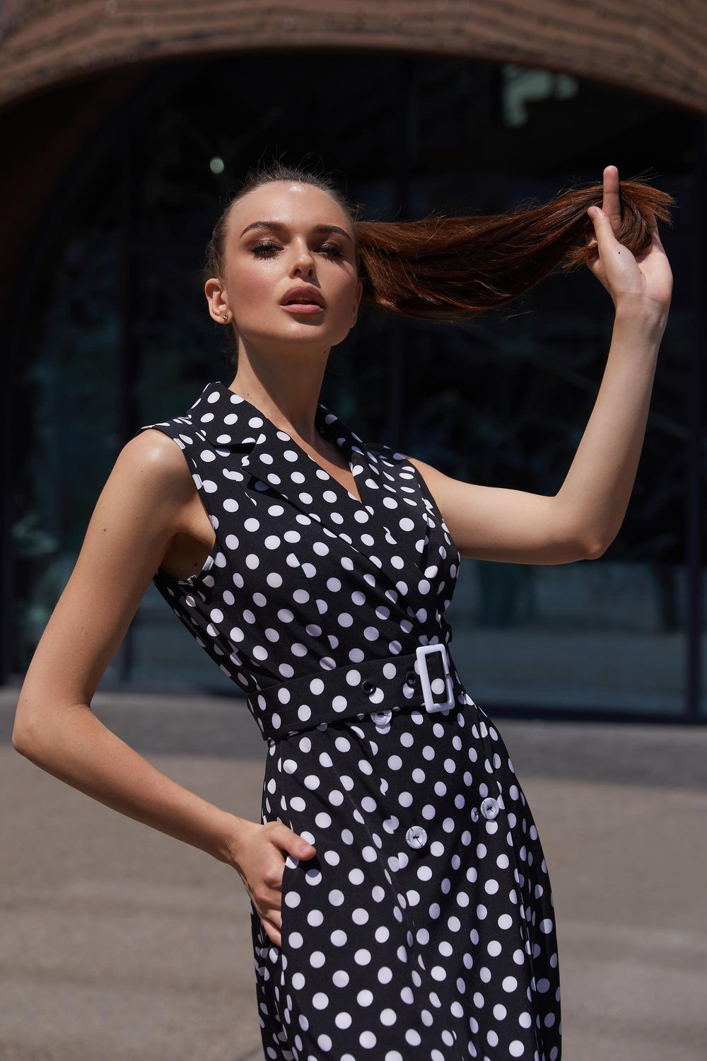 Елегантне літнє плаття з запахом в горошок чорне - фото