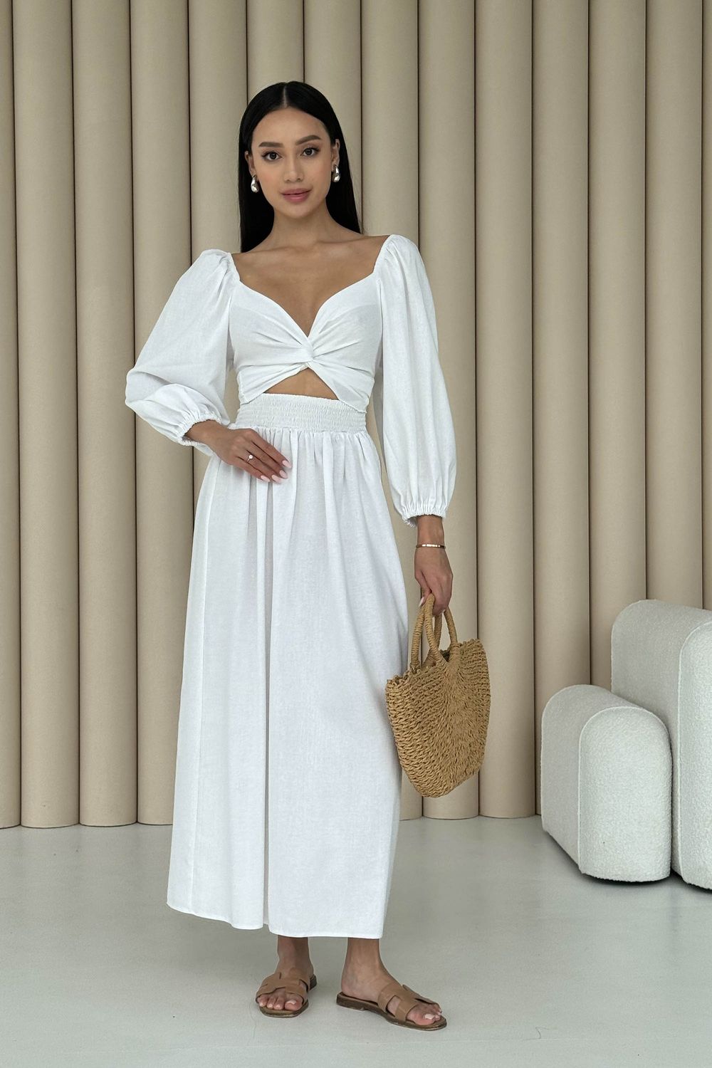 Дизайнерское летнее платье из льна белого цвета - фото