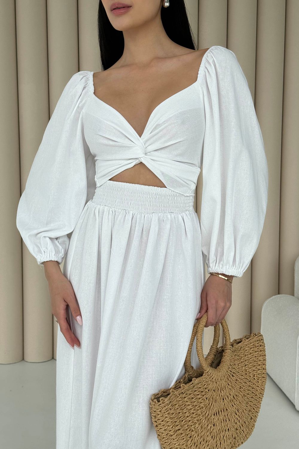Дизайнерское летнее платье из льна белого цвета - фото