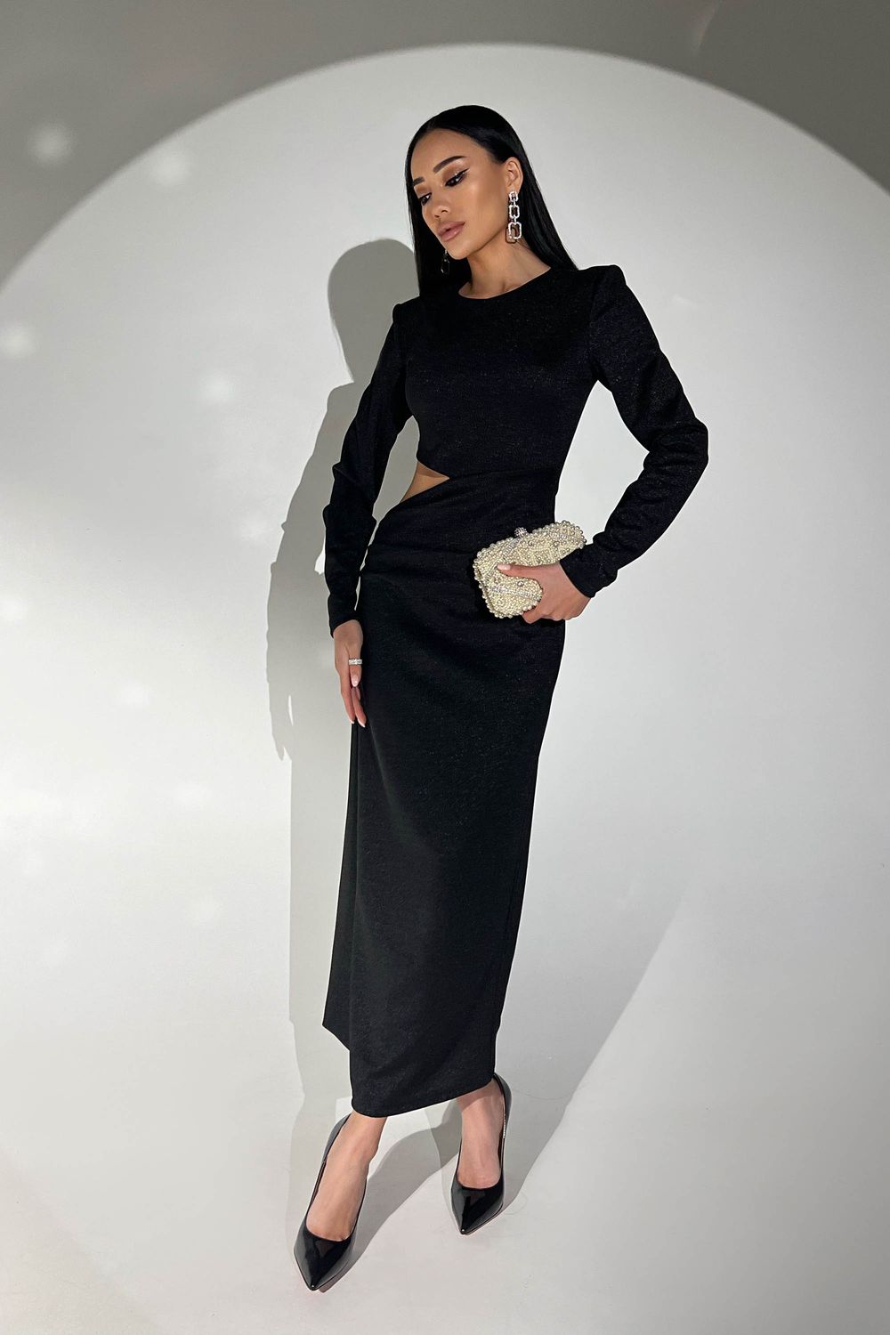 Шикарное новогоднее платье черного цвета с люрексом - фото