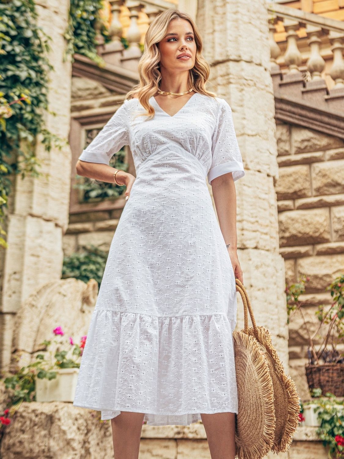 Приталена сукня-міді з прошви білого кольору - фото