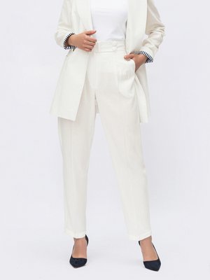 Стильные белые брюки с высокой посадкой - фото