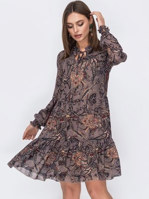 Шифонова сукня коричневого кольору з широким воланом - фото