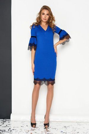 Красивое трикотажное платье футляр с кружевом синее - фото