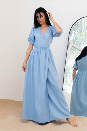 Длинное летнее платье из льна голубого цвета - фото