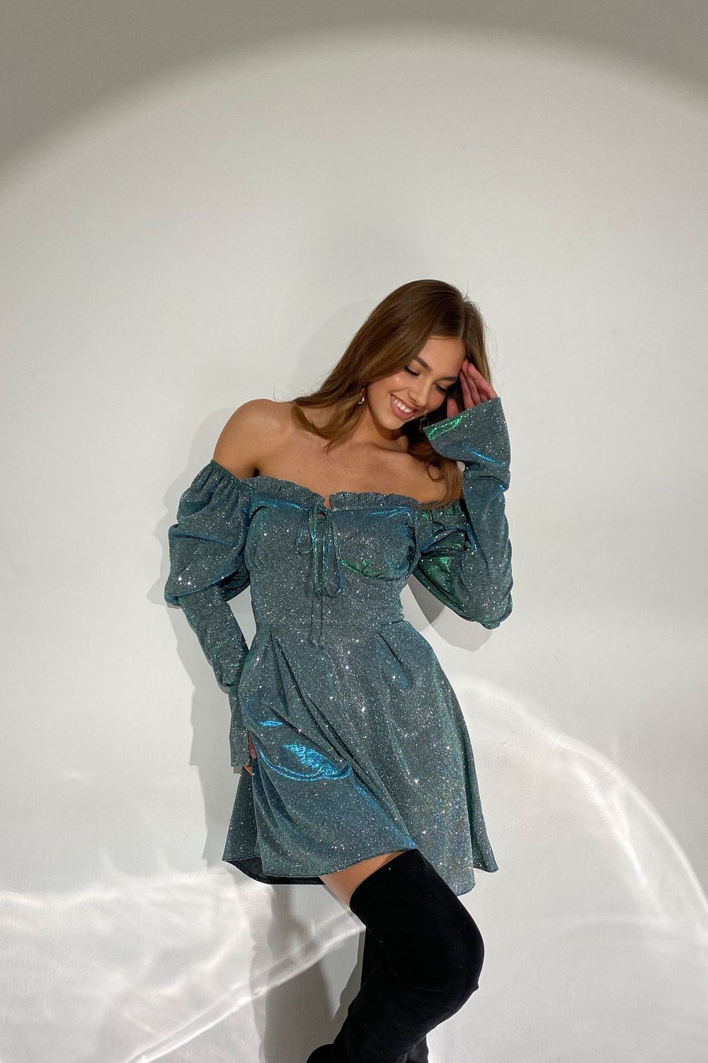 Новорічне плаття міні блискуче бірюзового кольору - фото