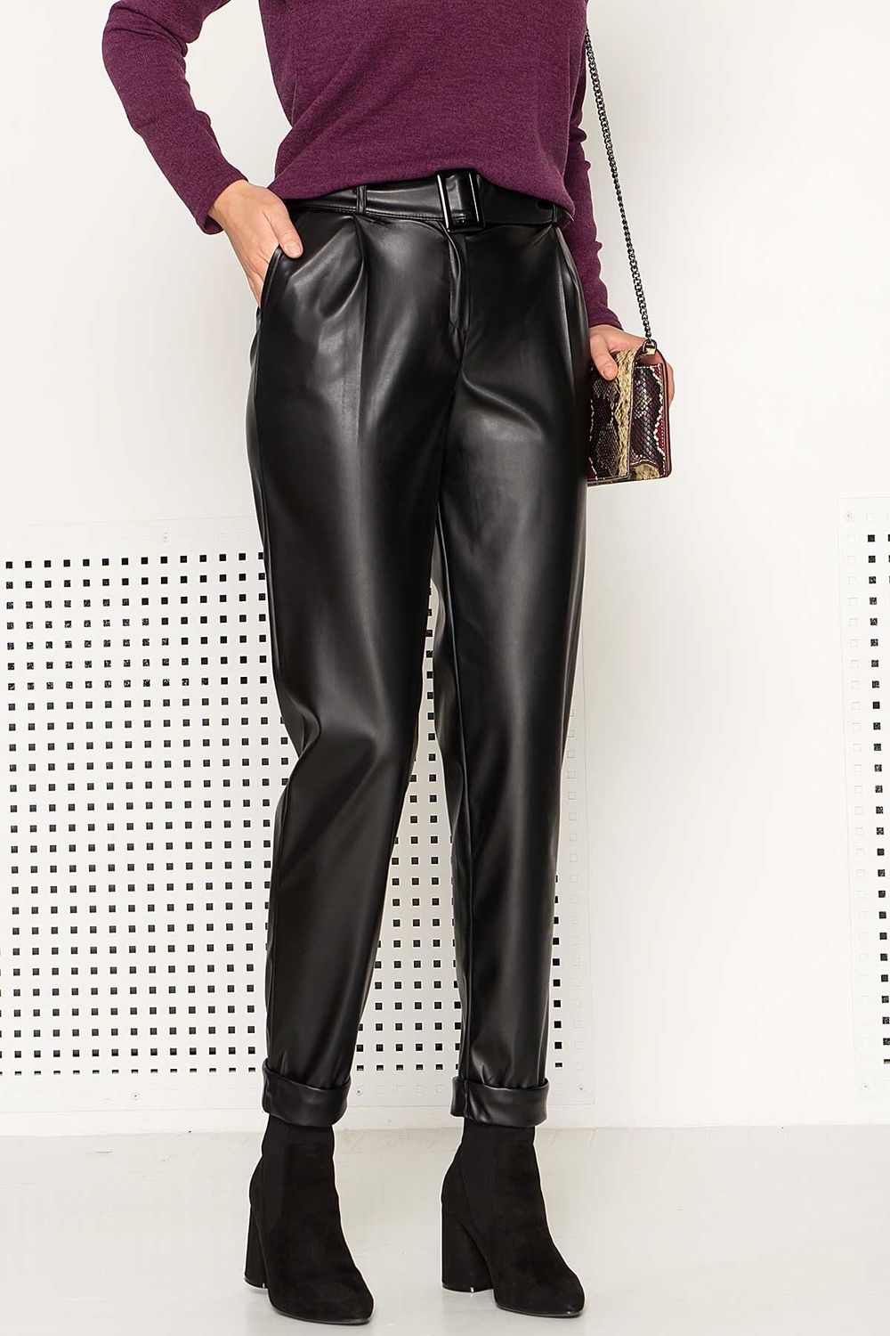 Женские кожаные штаны с отворотами черные - фото