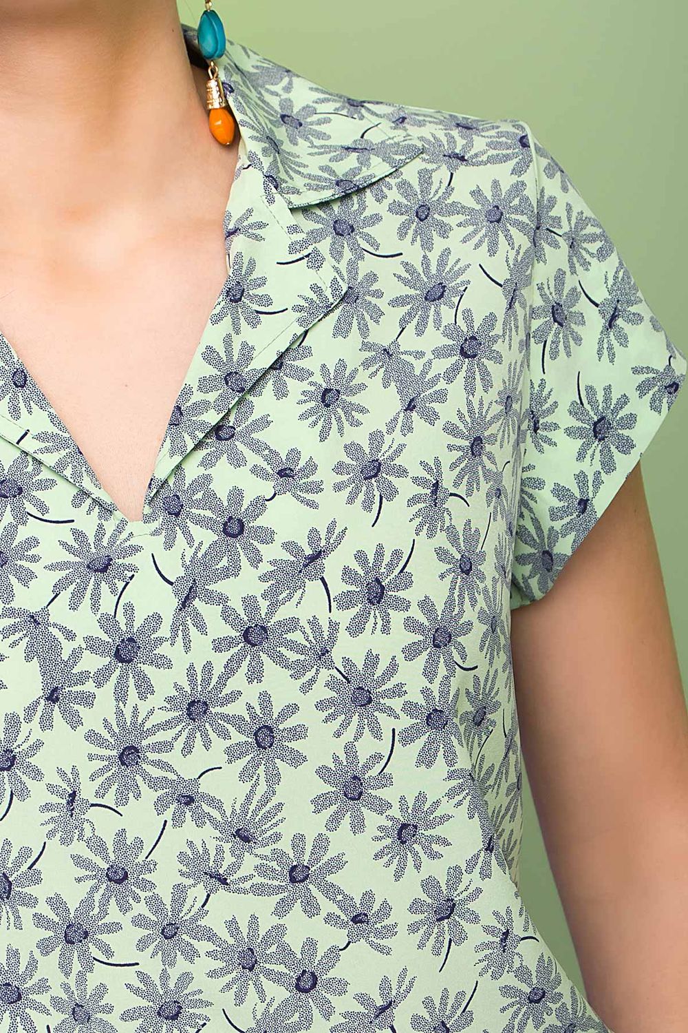 Летняя блузка с коротким рукавом - фото