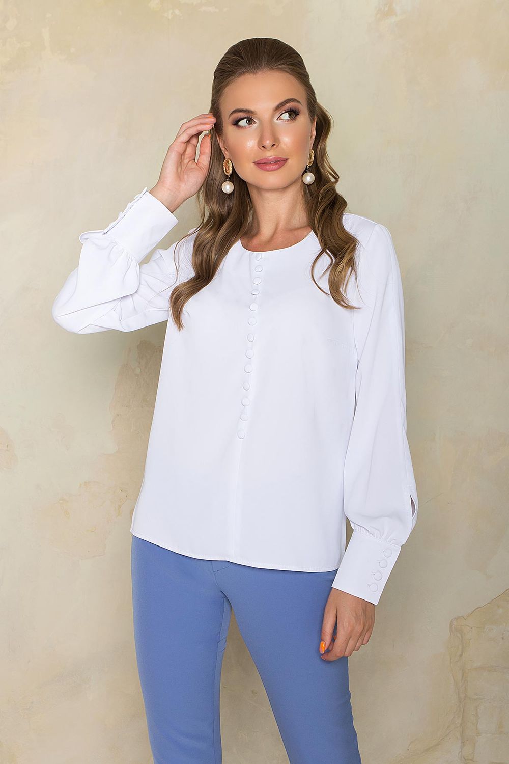 Свободная белая блузка с декоративными пуговицами - фото