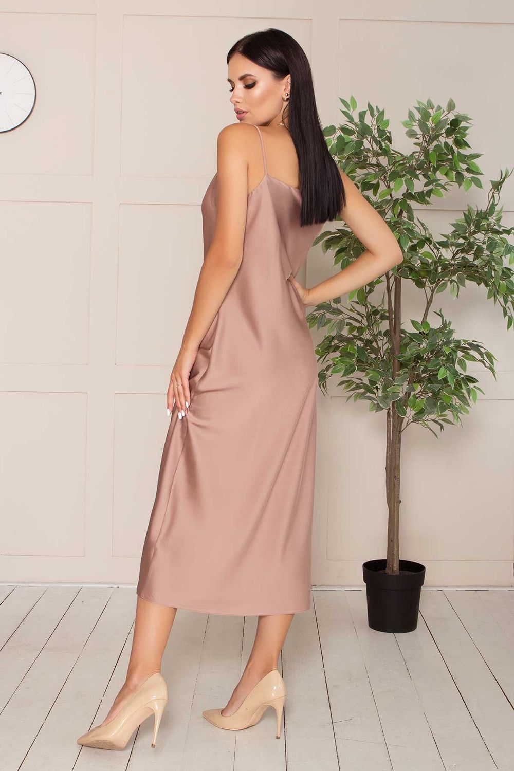 Элегантное платье-комбинация шелковое в бельевом стиле капучино - фото