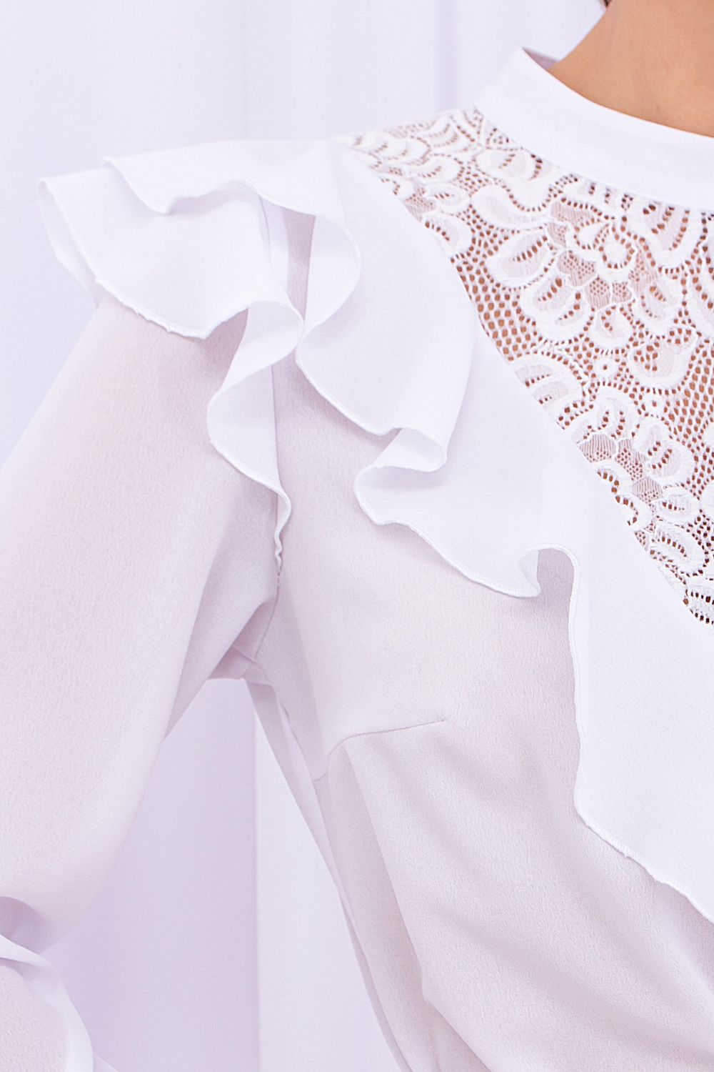 Нарядная белая шифоновая блузка с гипюром - фото