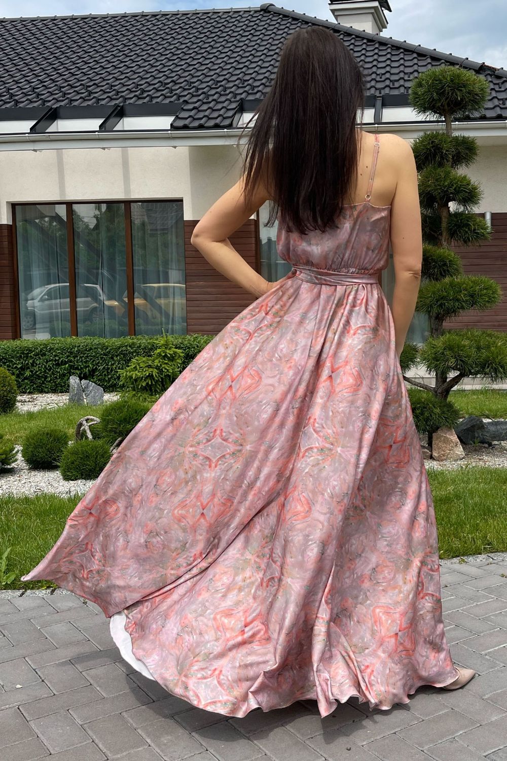Элегантное длинное платье на запах с принтом персиковое - фото