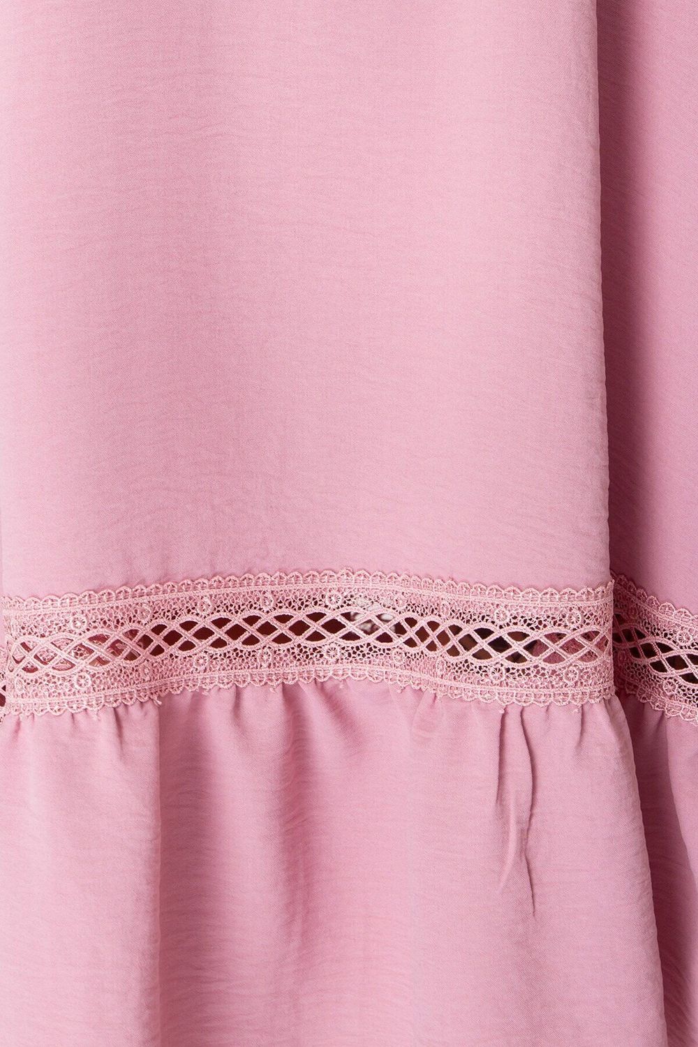 Красивое розовое платье оверсайз с кружевными вставками - фото