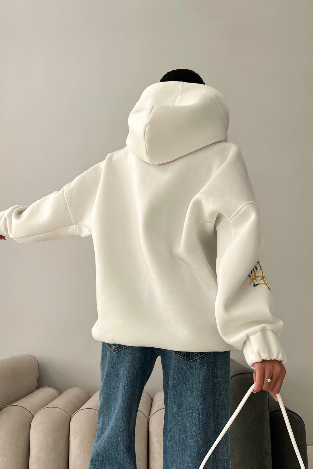 Теплий жіночій худі oversize білого кольору - фото