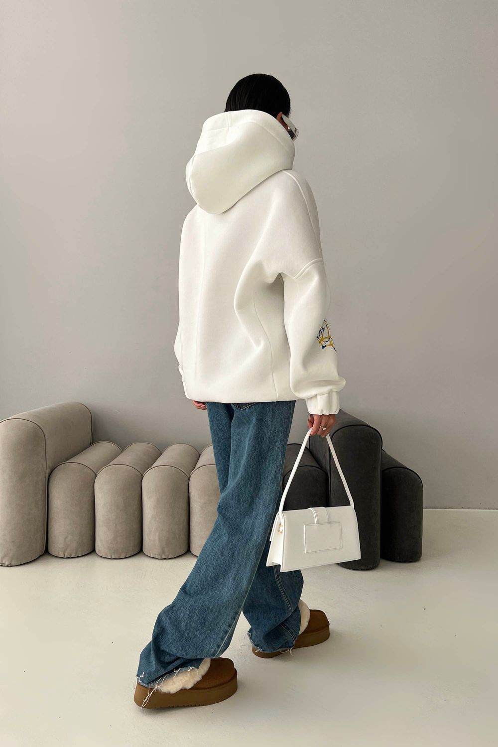 Теплий жіночій худі oversize білого кольору - фото
