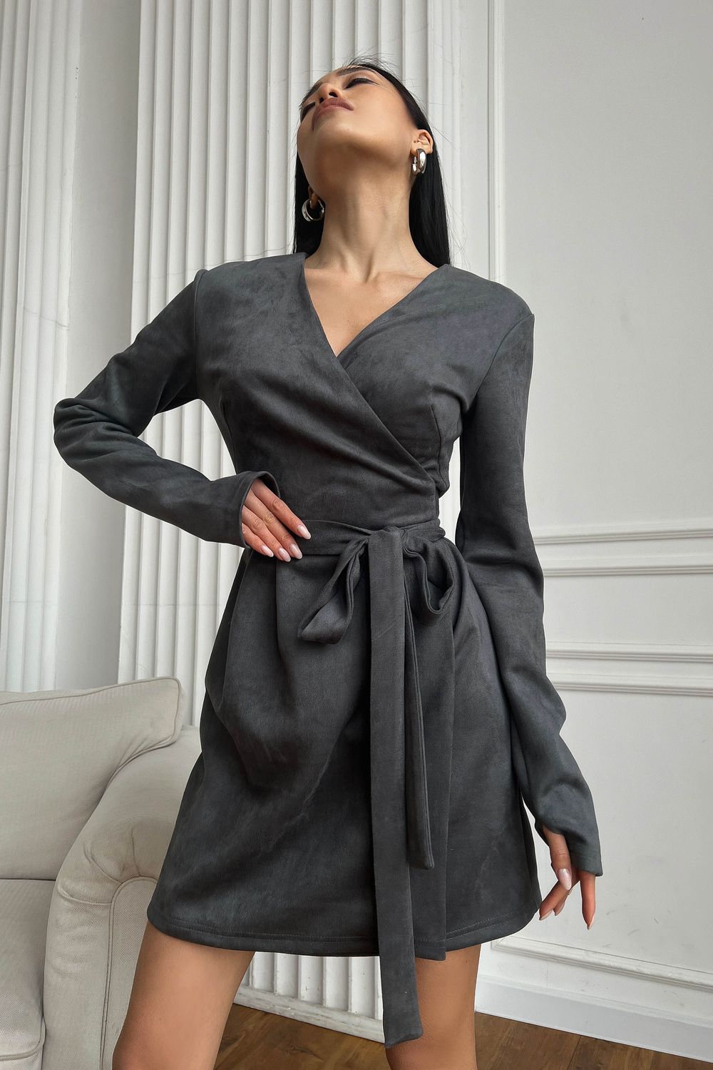 Замшеве плаття на запах сірого кольору - фото