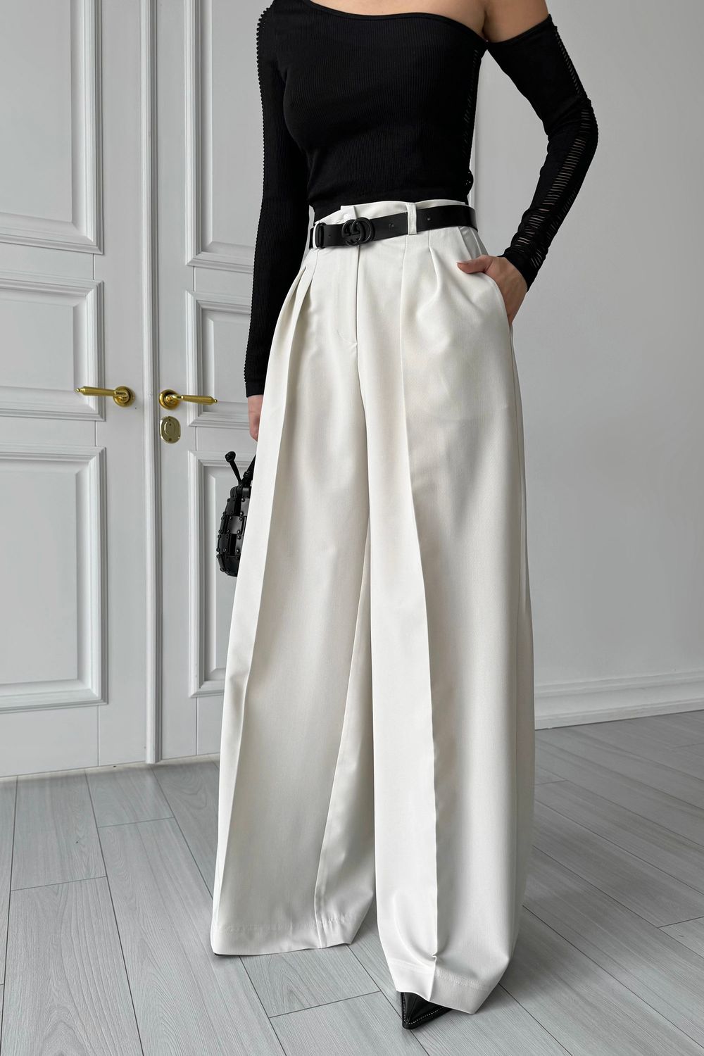 Жіночі штани палаццо білого кольору - фото