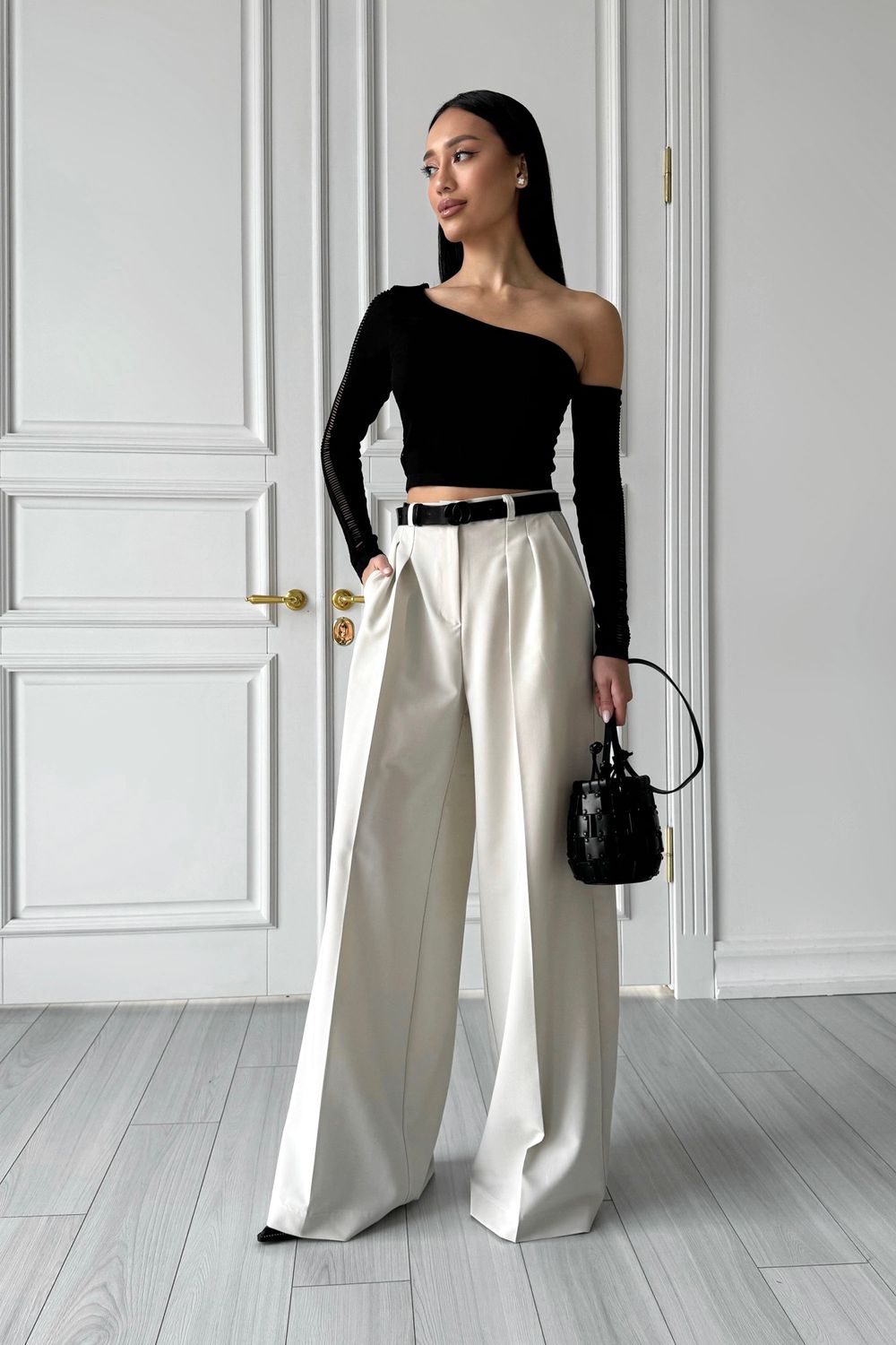 Женские брюки палаццо белого цвета - фото