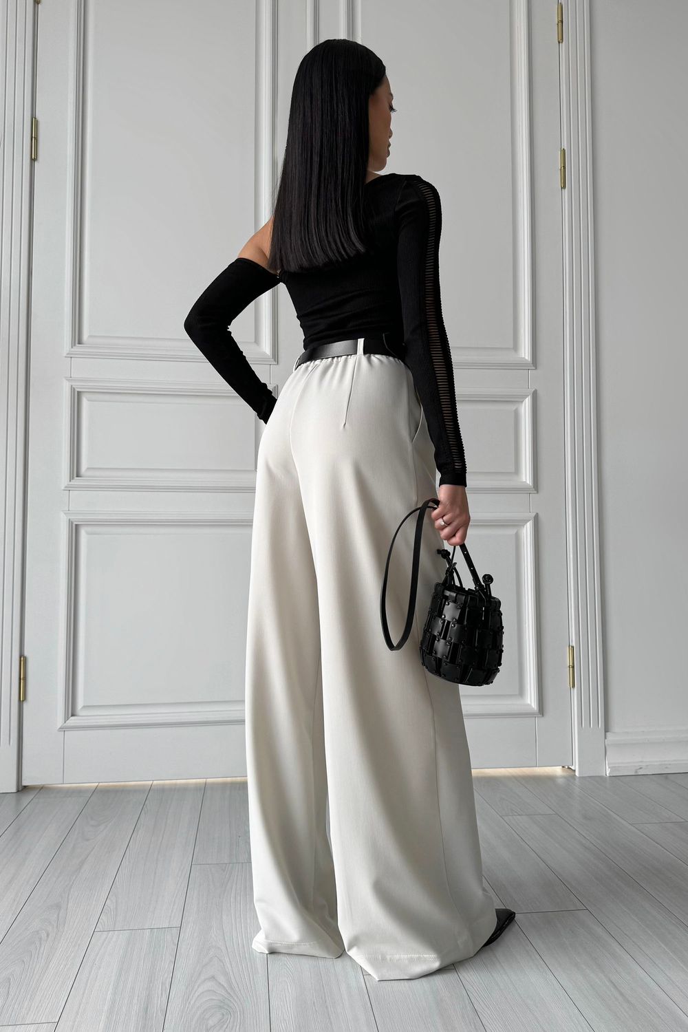 Женские брюки палаццо белого цвета - фото