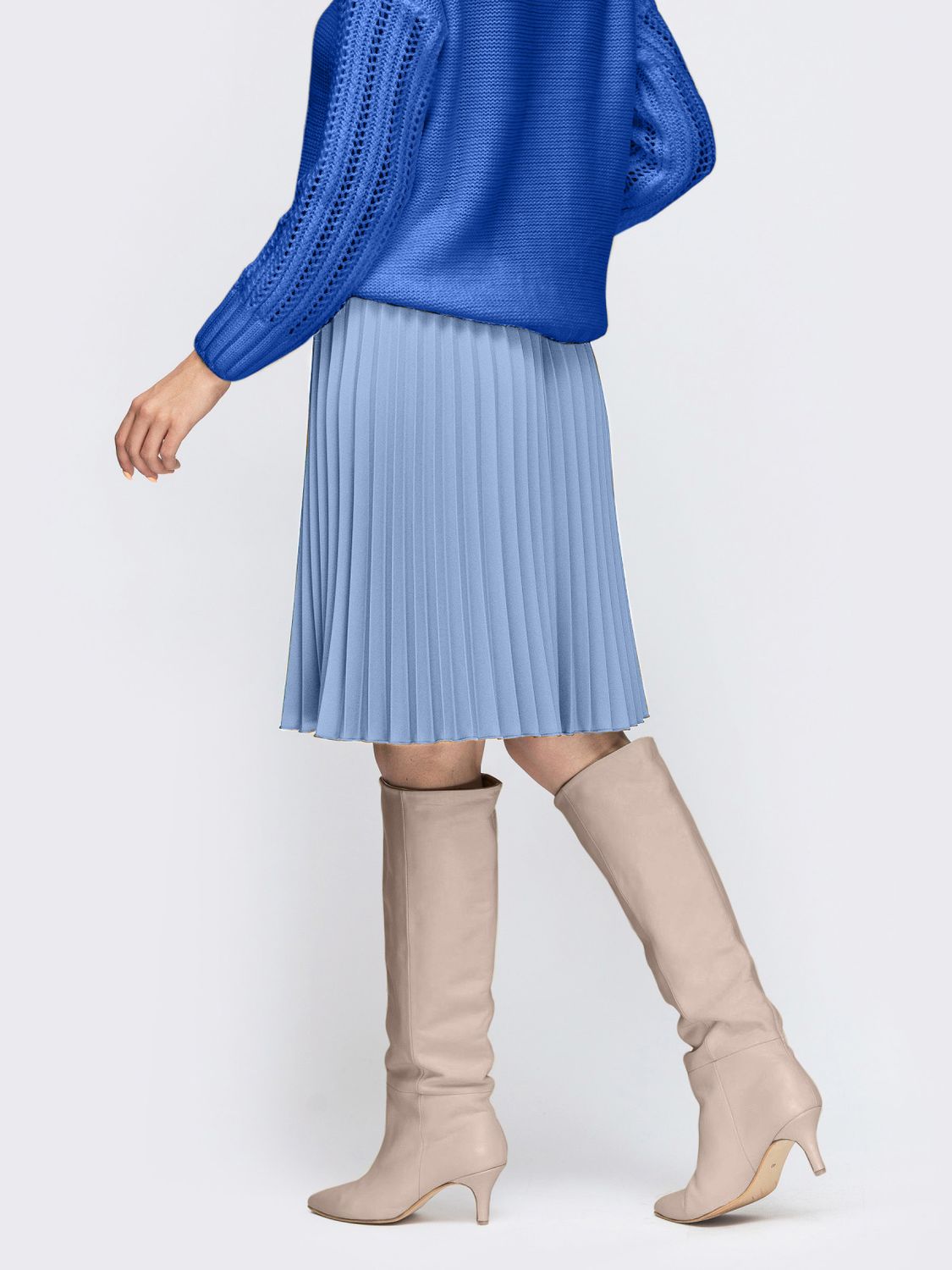 Плиссированная юбка до колена голубого цвета - фото