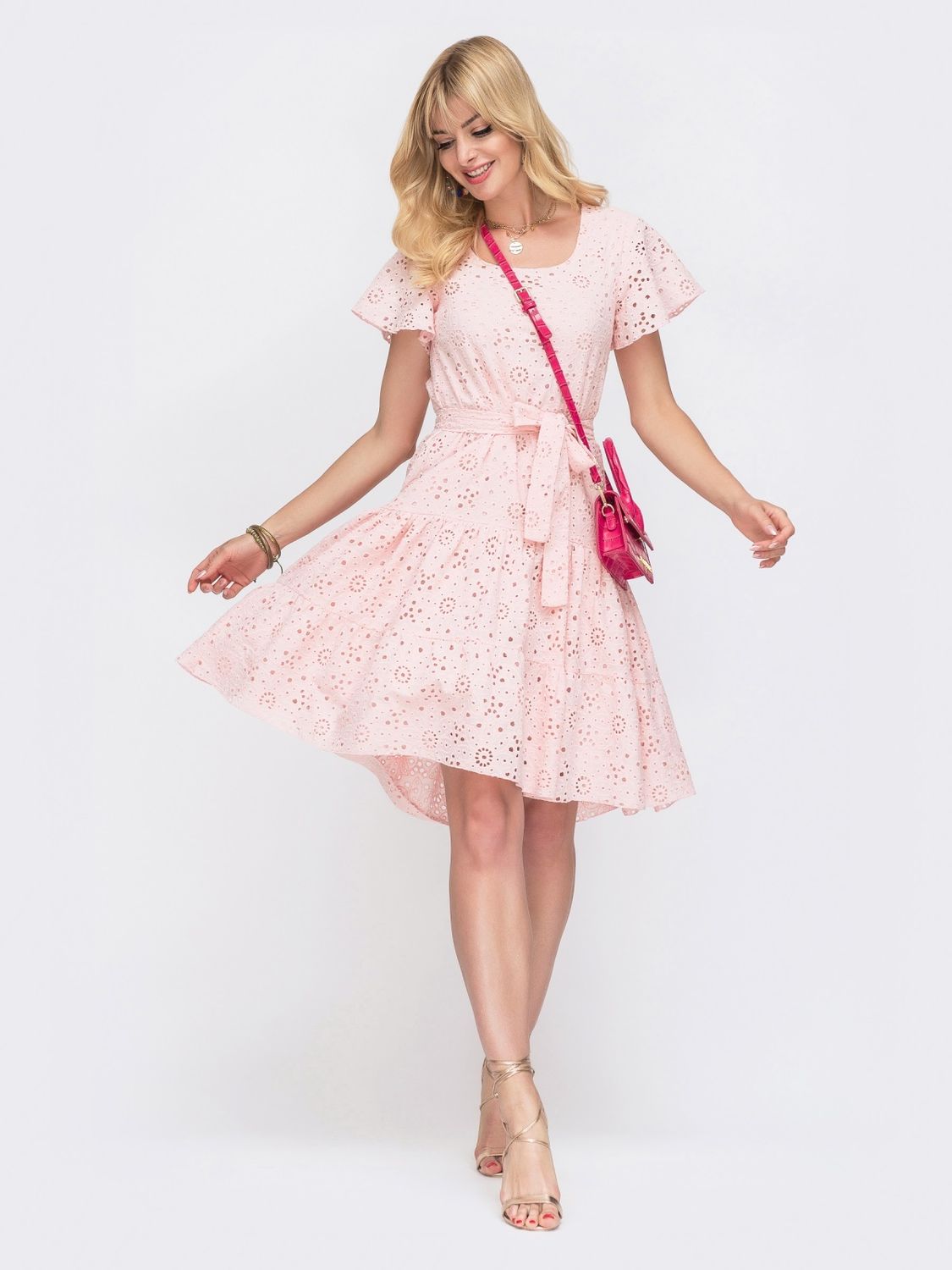 Яркое летнее платье миди из прошвы розовое - фото
