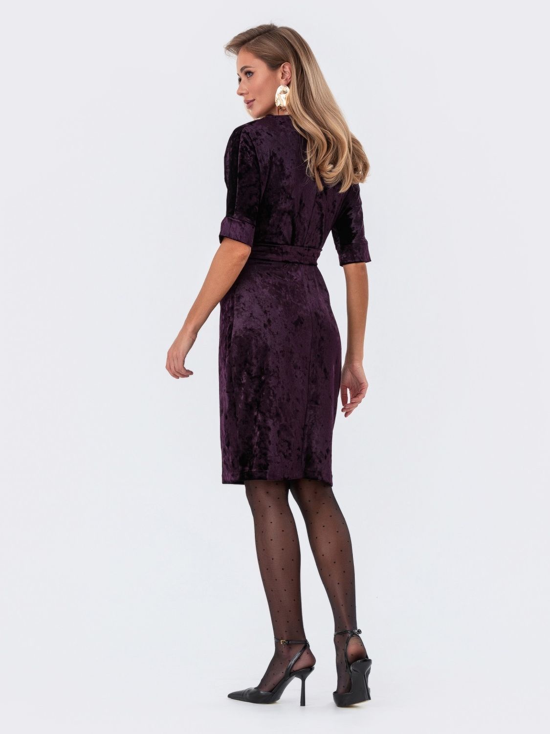 Облегающее велюровое платье фиолетового цвета - фото