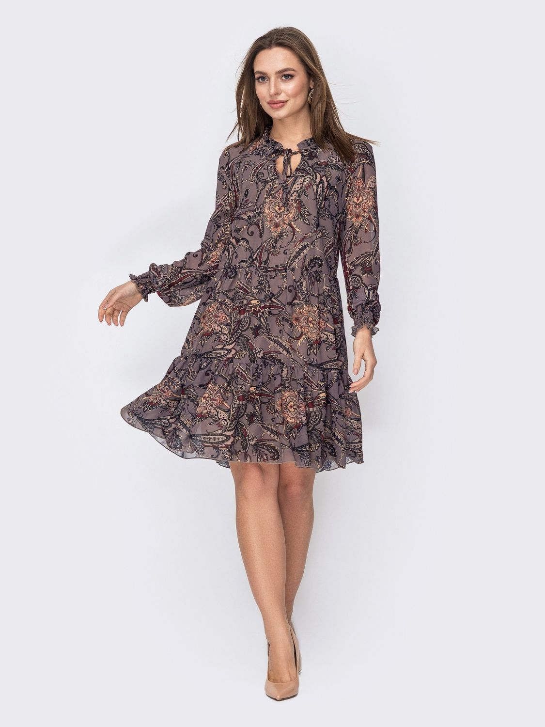 Шифоновое платье коричневого цвета с широким воланом - фото