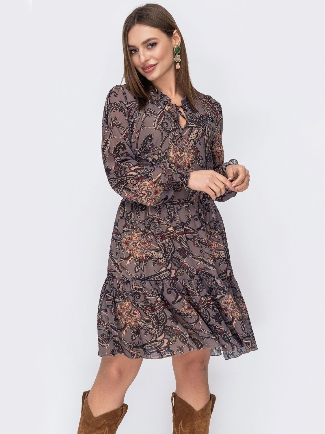 Шифоновое платье коричневого цвета с широким воланом - фото