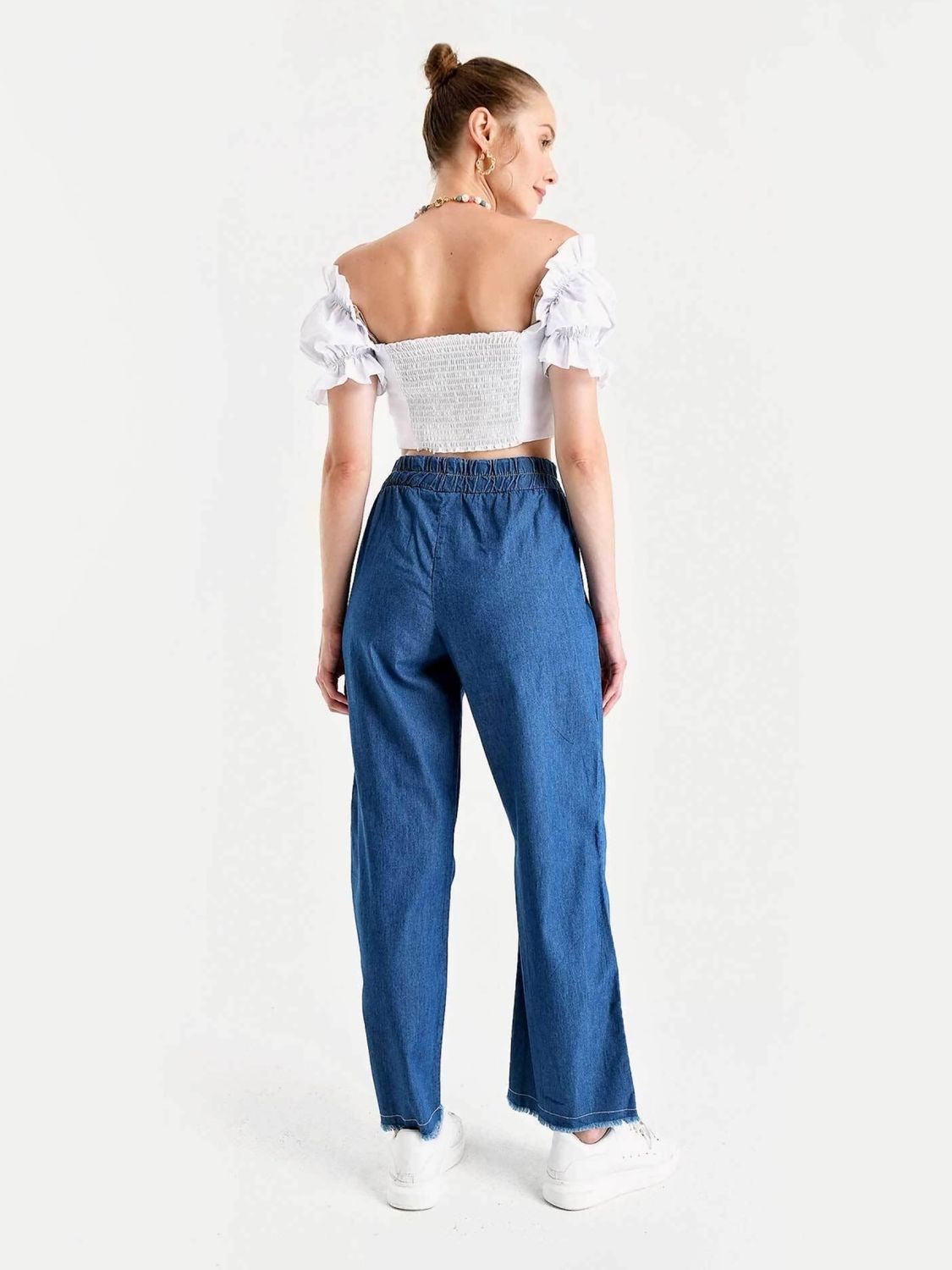 Женские джинсы прямого кроя с талией на резинке - фото