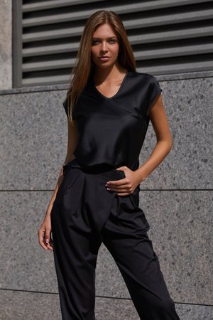 Жіноча шовкова блуза чорного кольору - фото