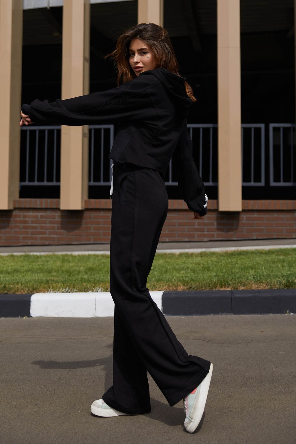 Женский спортивный костюм черного цвета - фото