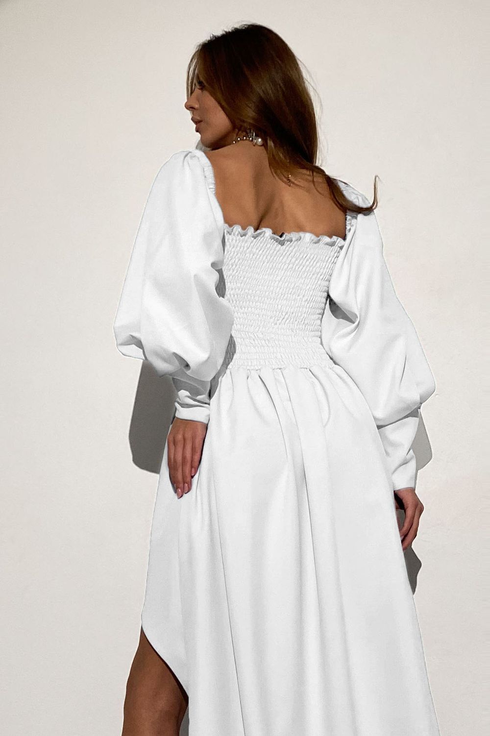 Витончена вечірня сукня з відкритими плечима біла - фото