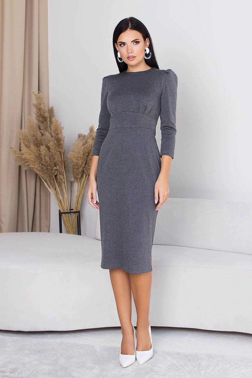 Трикотажна сукня-футляр довжини міді сірого кольору - фото