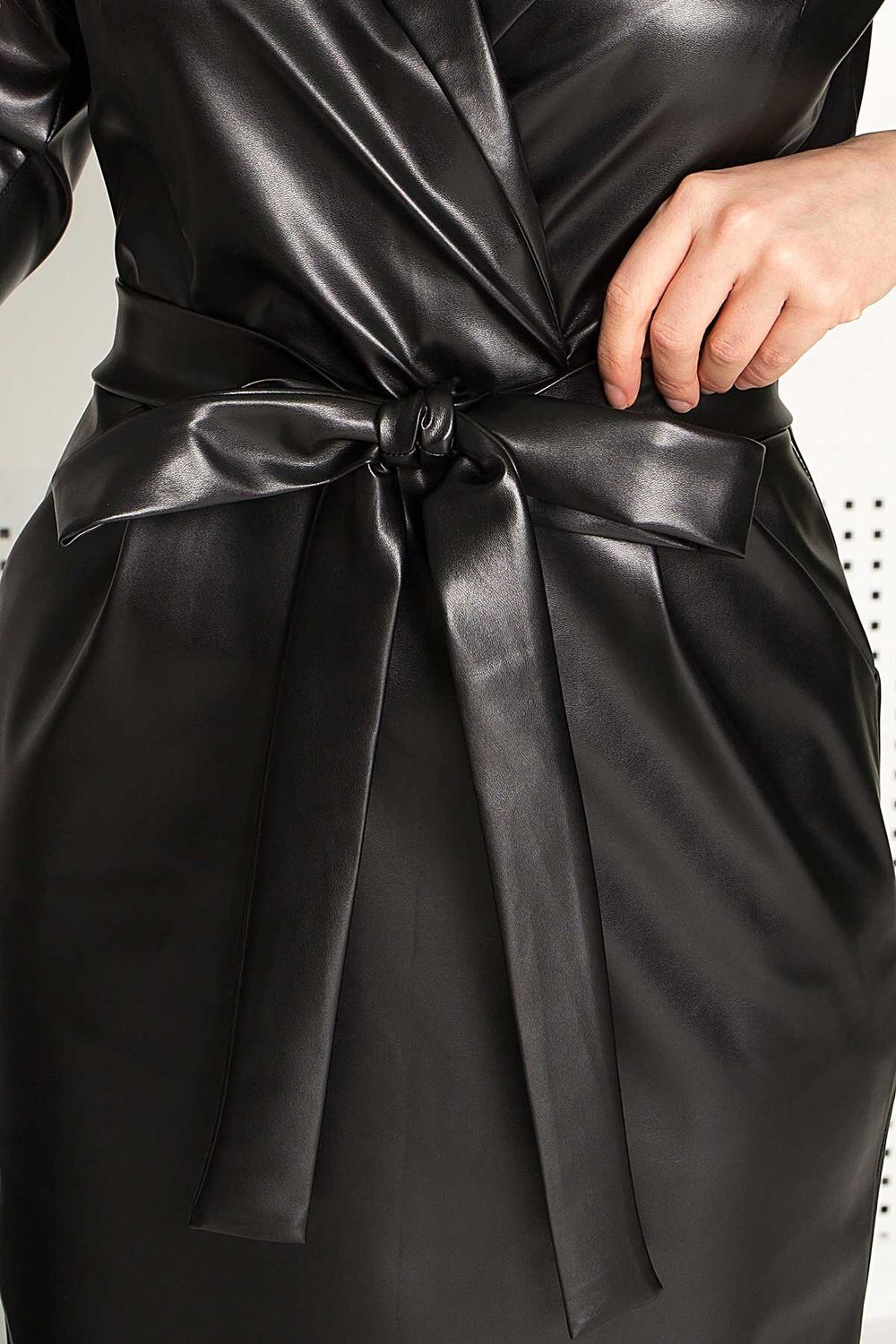 Кожаное платье в деловом стиле черное - фото