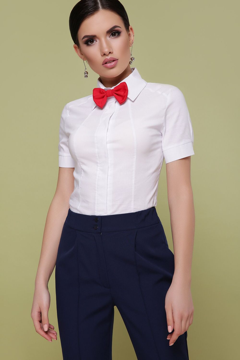 Класична жіноча сорочка з коротким рукавом - фото