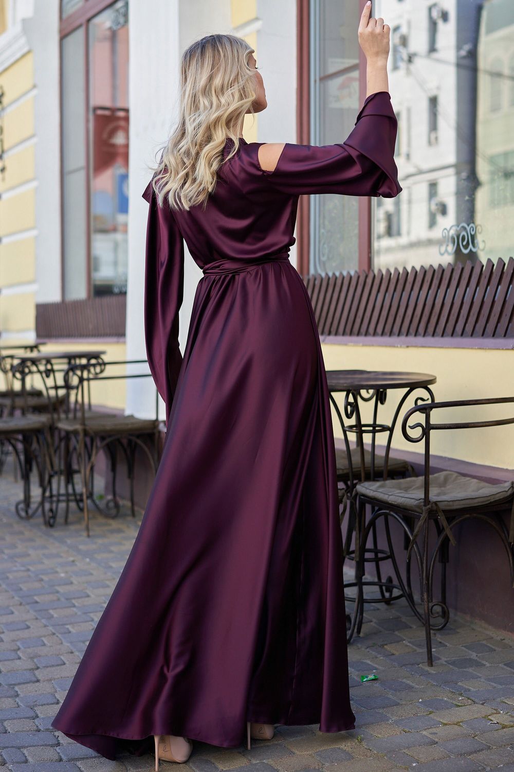Шелковое вечернее платье в пол с запахом и разрезом бордовое - фото