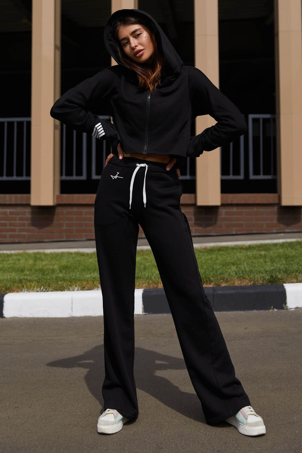 Жіночий спортивний костюм чорного кольору - фото