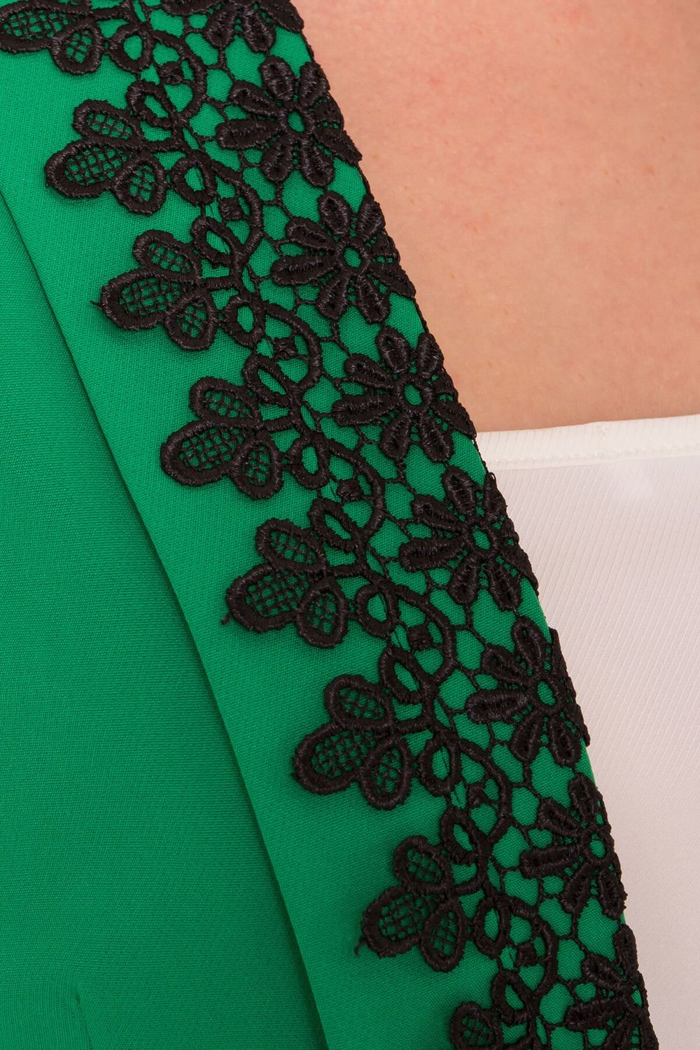 Красивый женский жилет с кружевом зеленого цвета - фото
