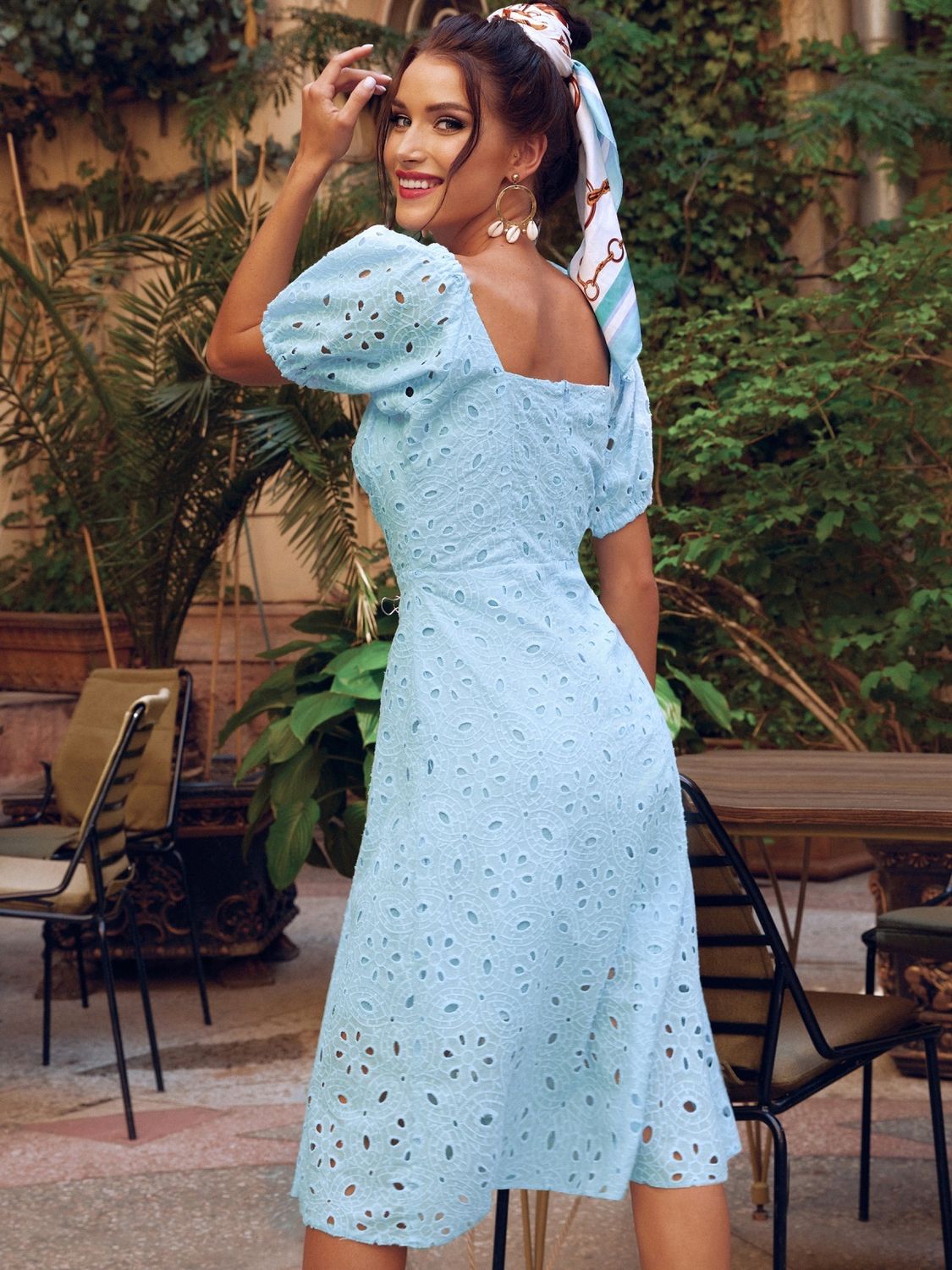 Трендова сукня-кльош із прошви блакитного кольору - фото
