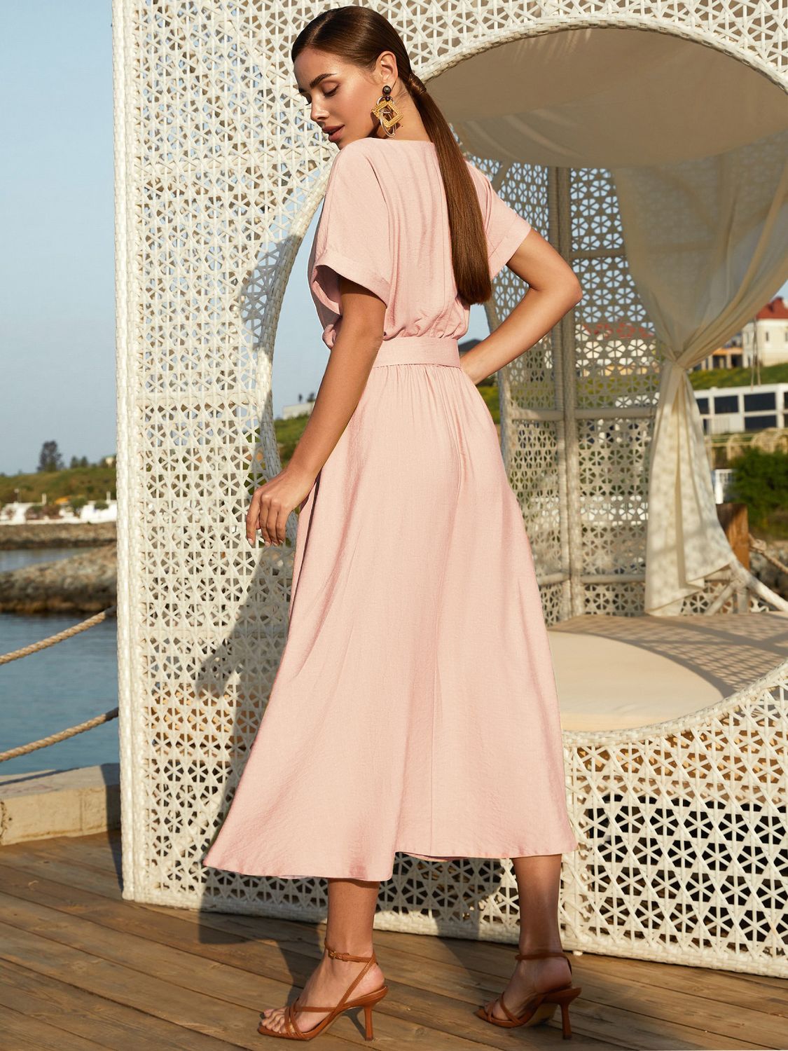 Літнє розкльошене плаття із льону пудрового кольору - фото