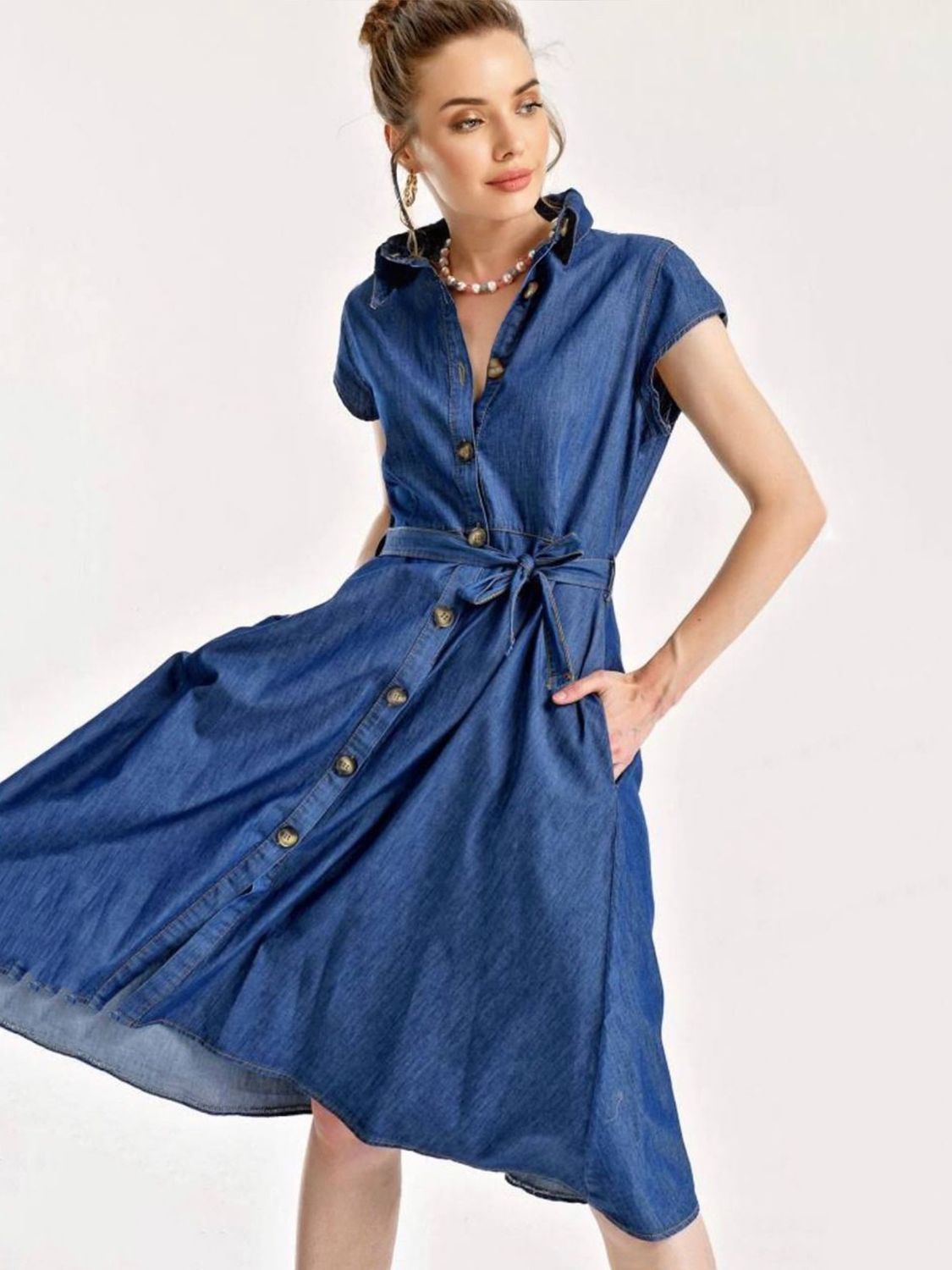 Летнее джинсовое платье рубашка синего цвета - фото